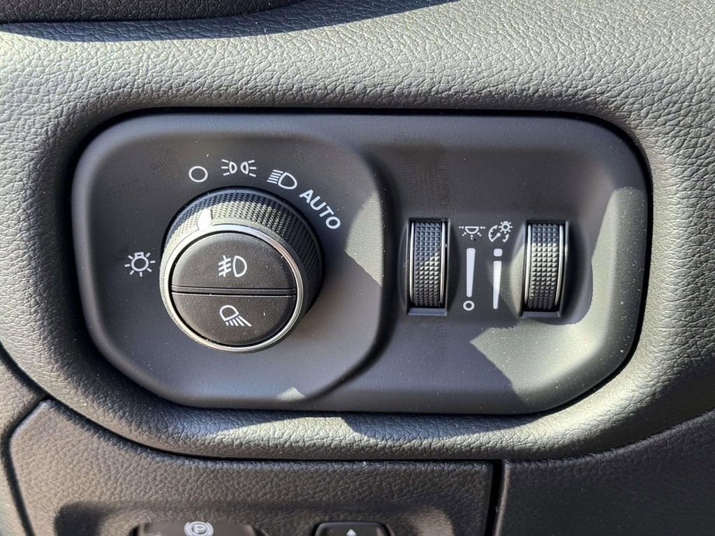 New 2026 RAM 1500 4x4 Crew Cab image 28