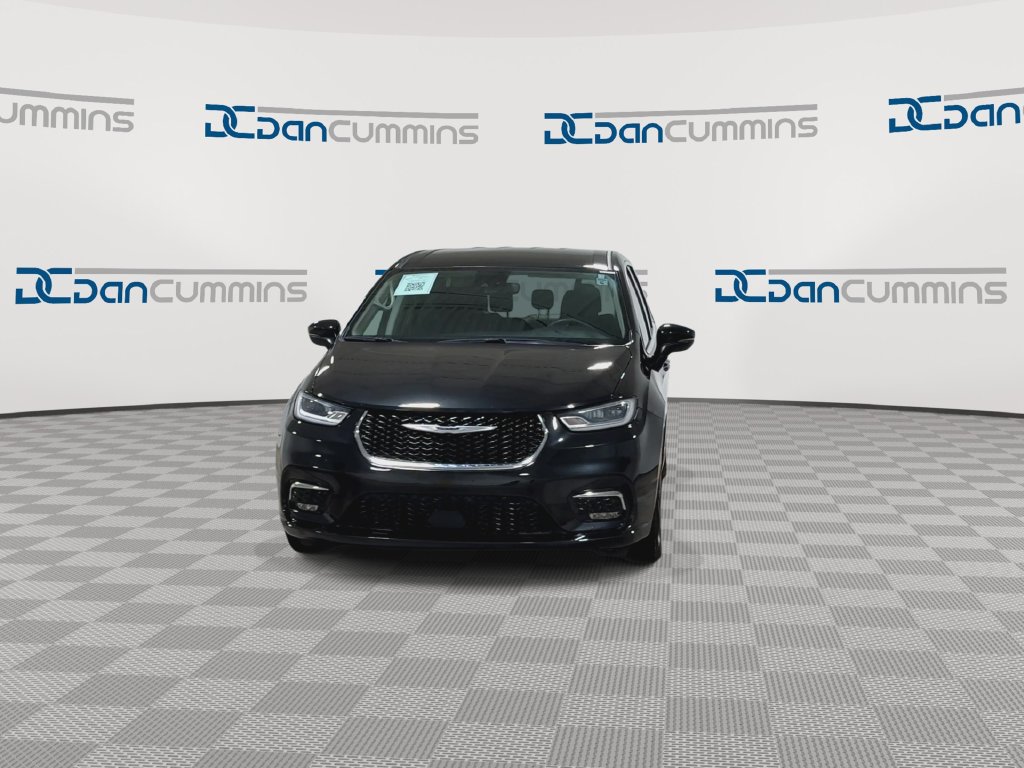 Used 2023 Chrysler Pacifica Touring-L FWD image 4