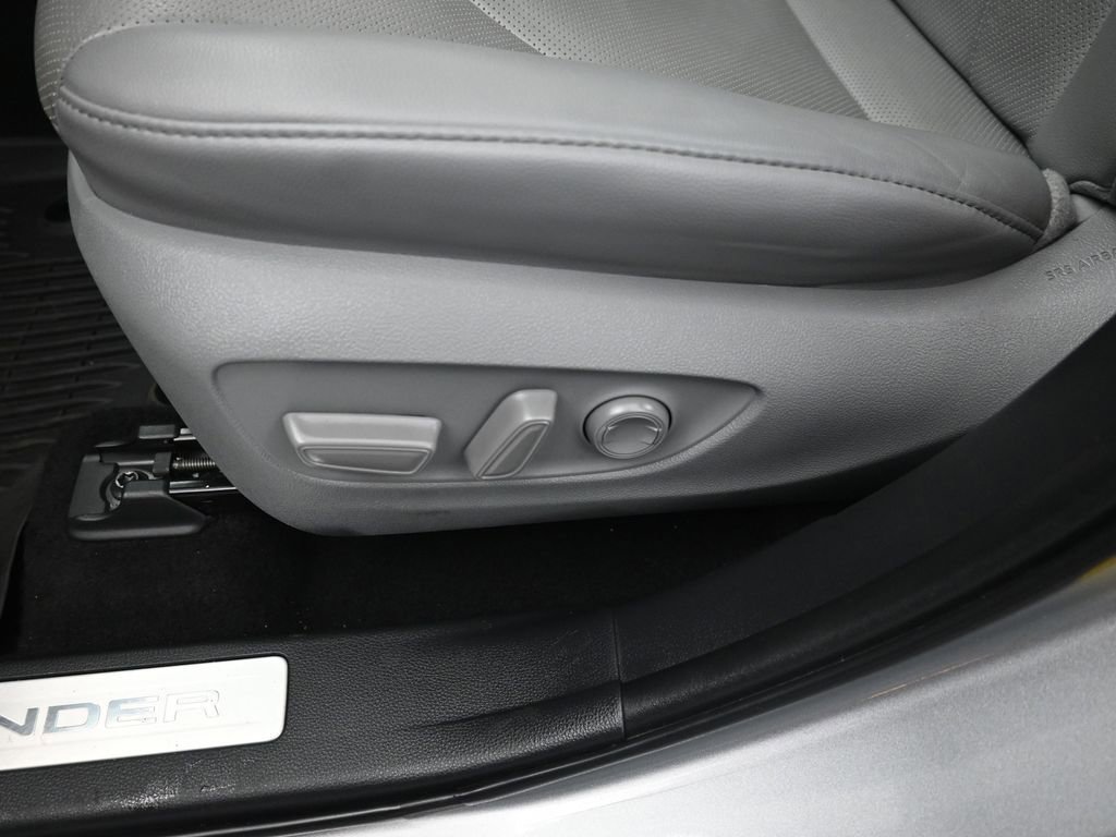 Used 2023 Toyota Highlander Limited image 28