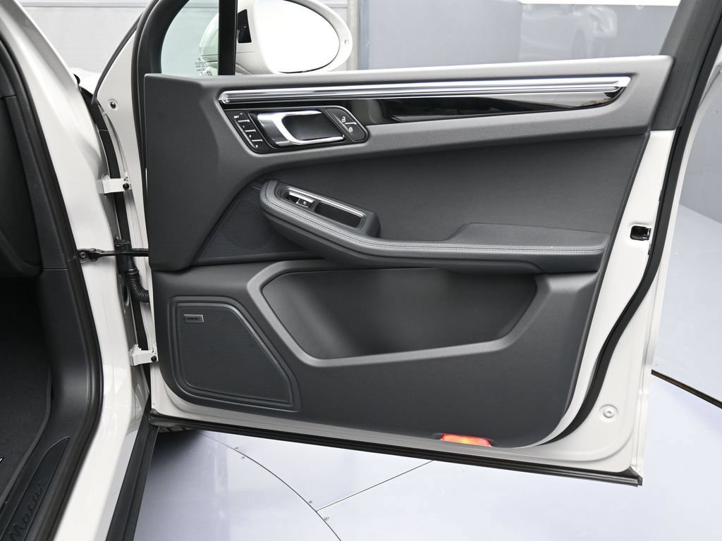 Certified 2026 Porsche Macan AWD/4WD image 28