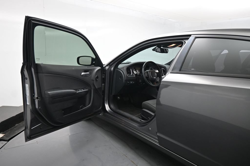 Used 2017 Dodge Charger SE w/ Blacktop Package RWD image 9