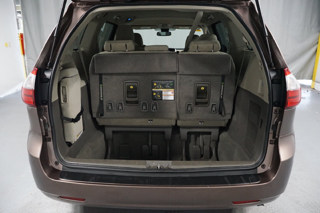 Certified 2020 Toyota Sienna LE FWD image 30