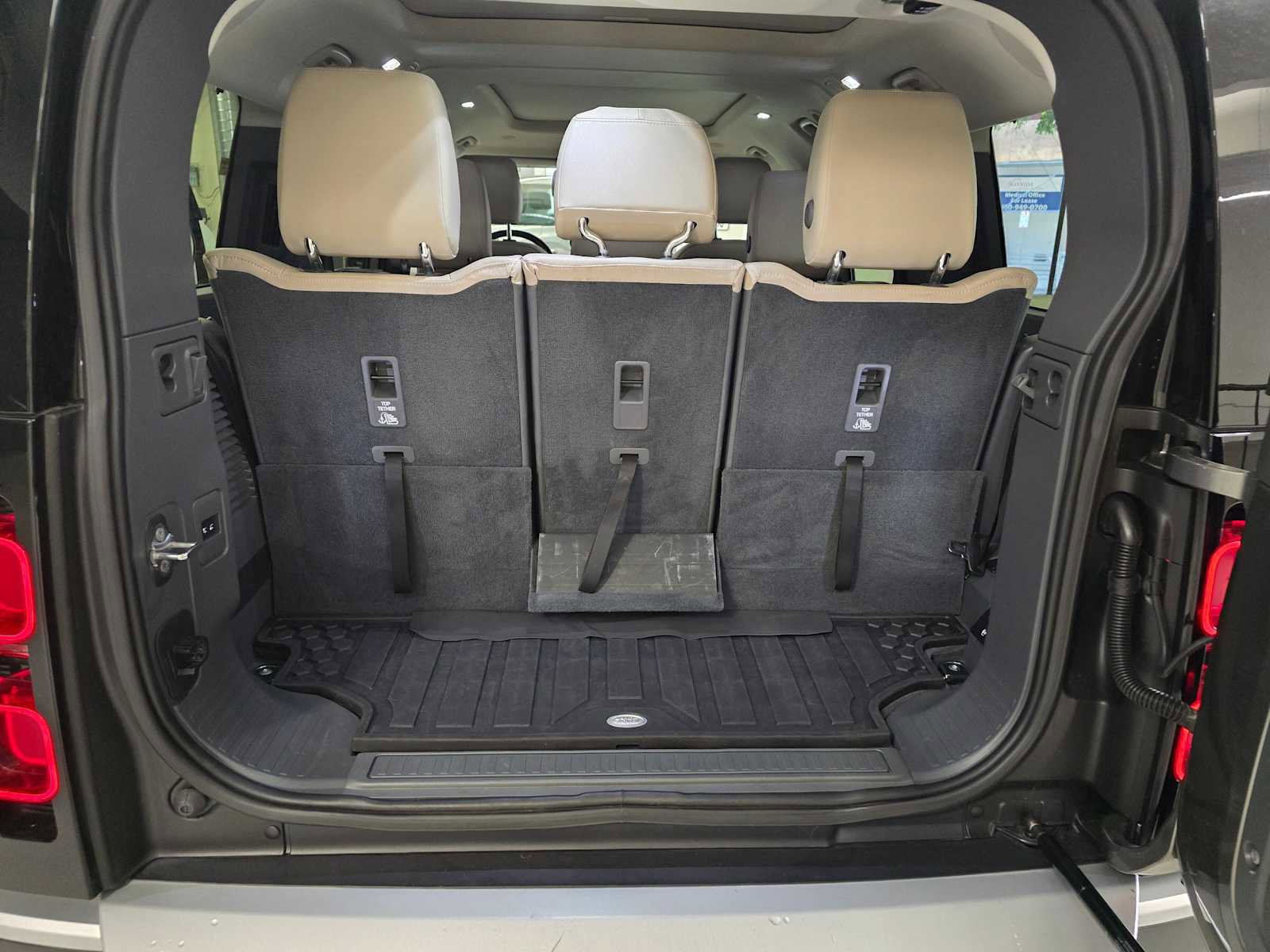 Used 2023 Land Rover Defender 130 SE image 17