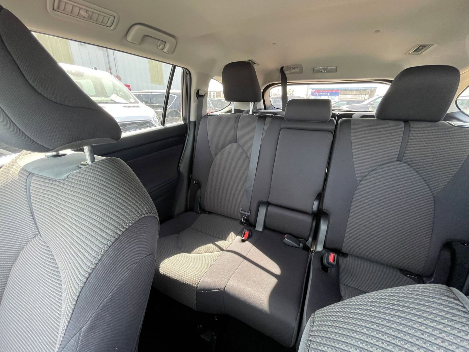 Used 2025 Toyota Highlander LE image 41