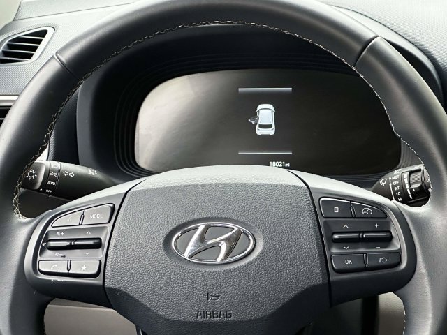 Used 2025 Hyundai Venue Limited FWD image 22