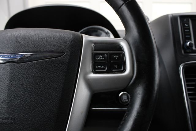 Used 2014 Chrysler Town & Country Touring-L w/ Driver Convenience Group image 10