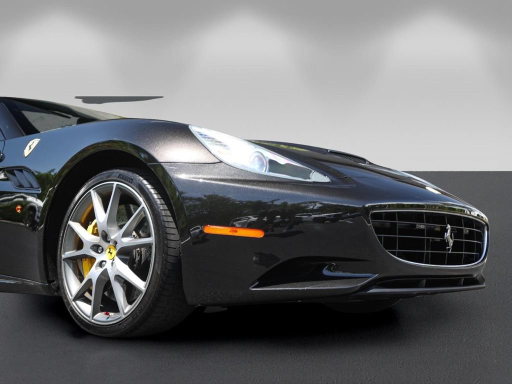 Used 2011 Ferrari California RWD image 11