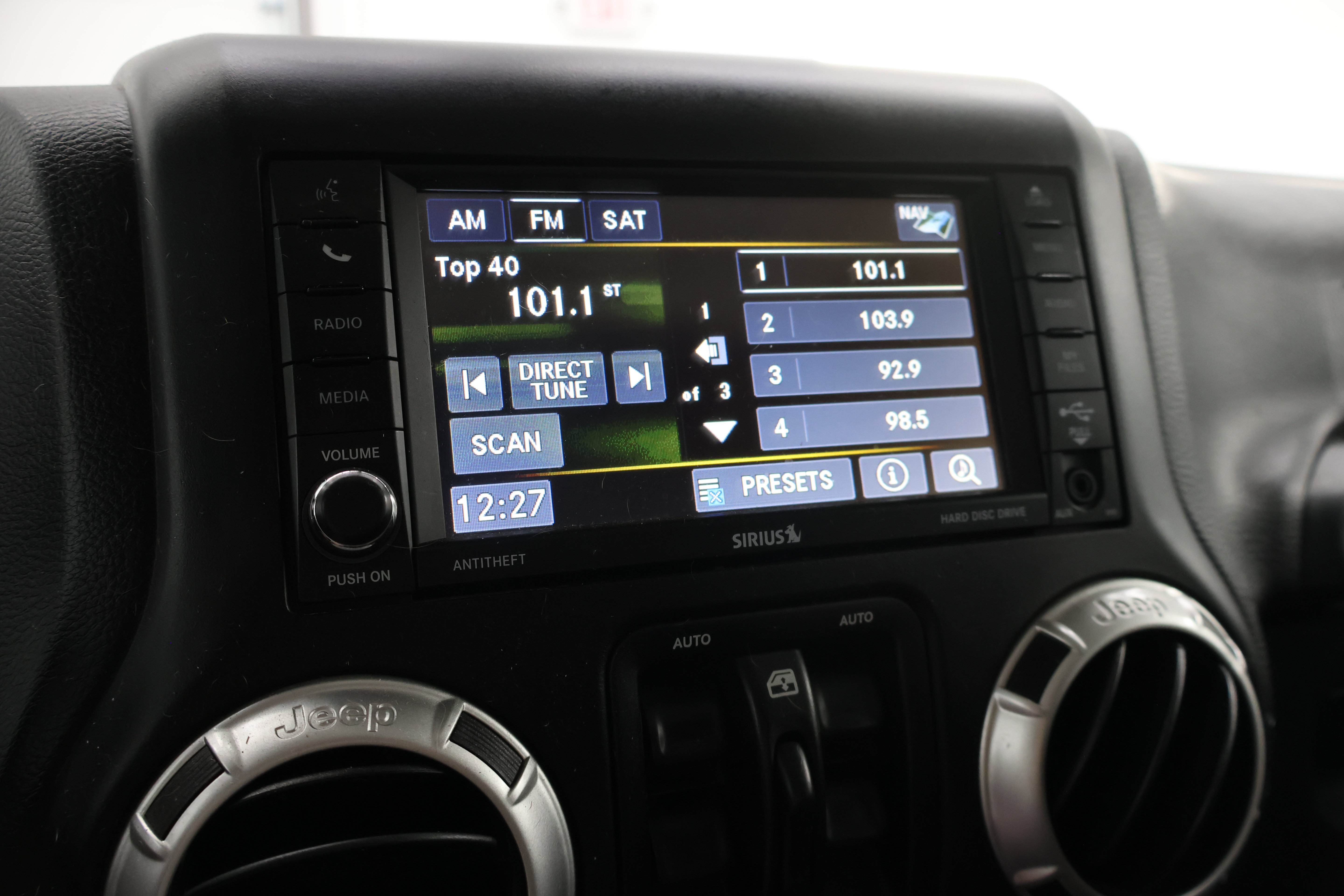 Used 2017 Jeep Wrangler Unlimited Sahara w/ Connectivity Group AWD/4WD image 8