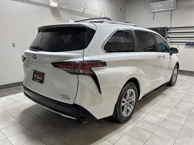 Used 2024 Toyota Sienna Platinum image 4