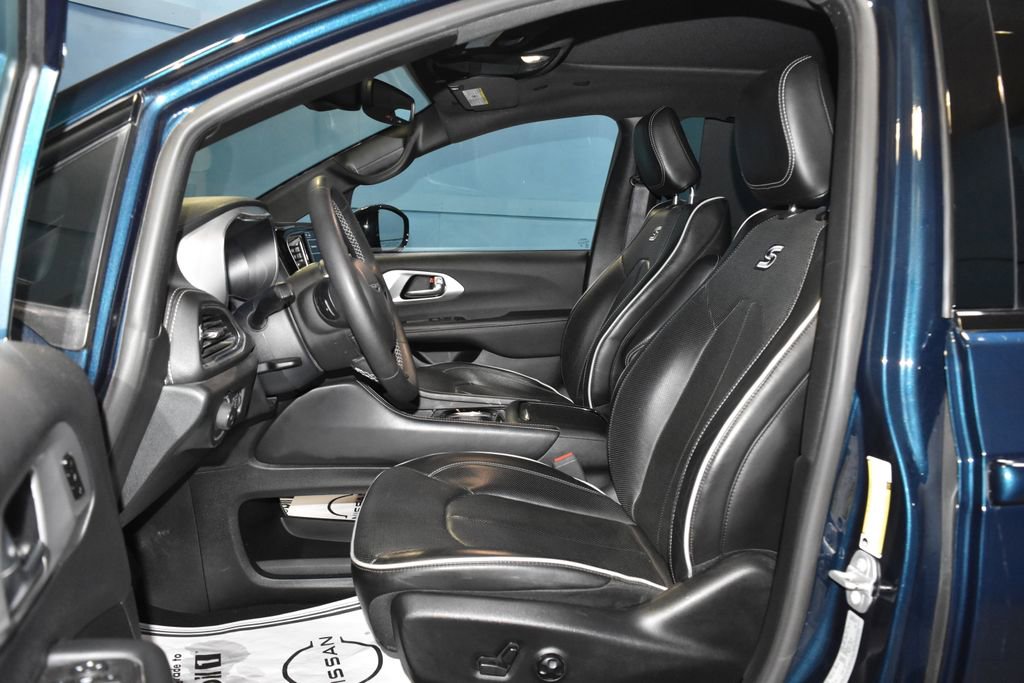Used 2025 Chrysler Pacifica Limited image 7