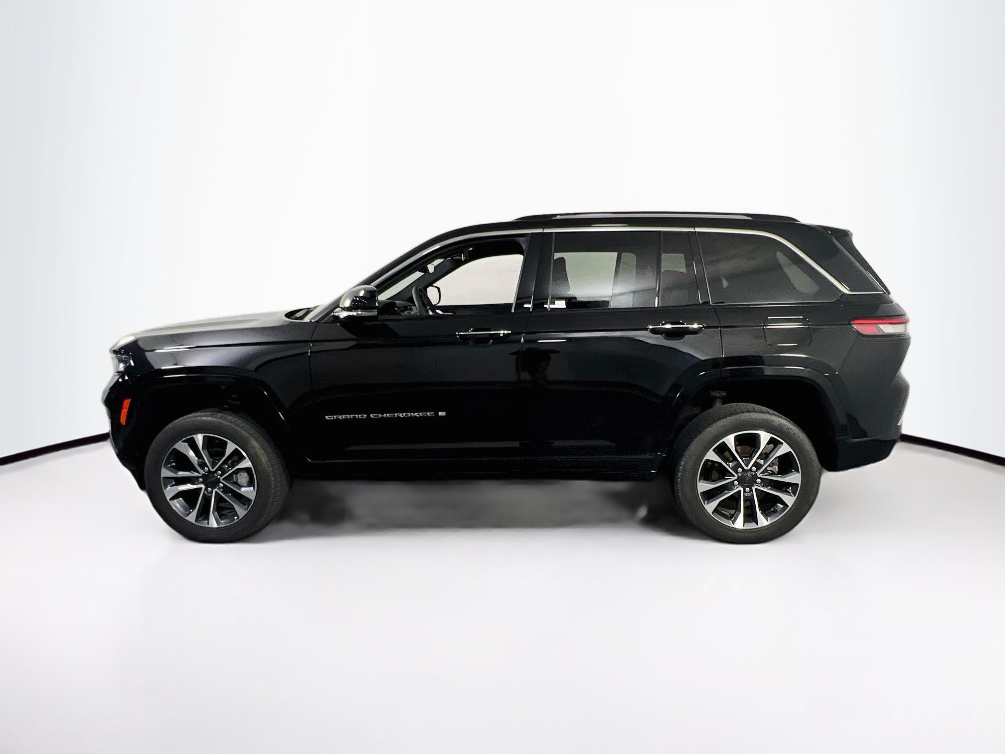 Used 2023 Jeep Grand Cherokee Overland AWD/4WD image 8