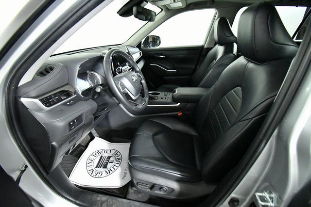 Used 2023 Toyota Highlander XLE image 5
