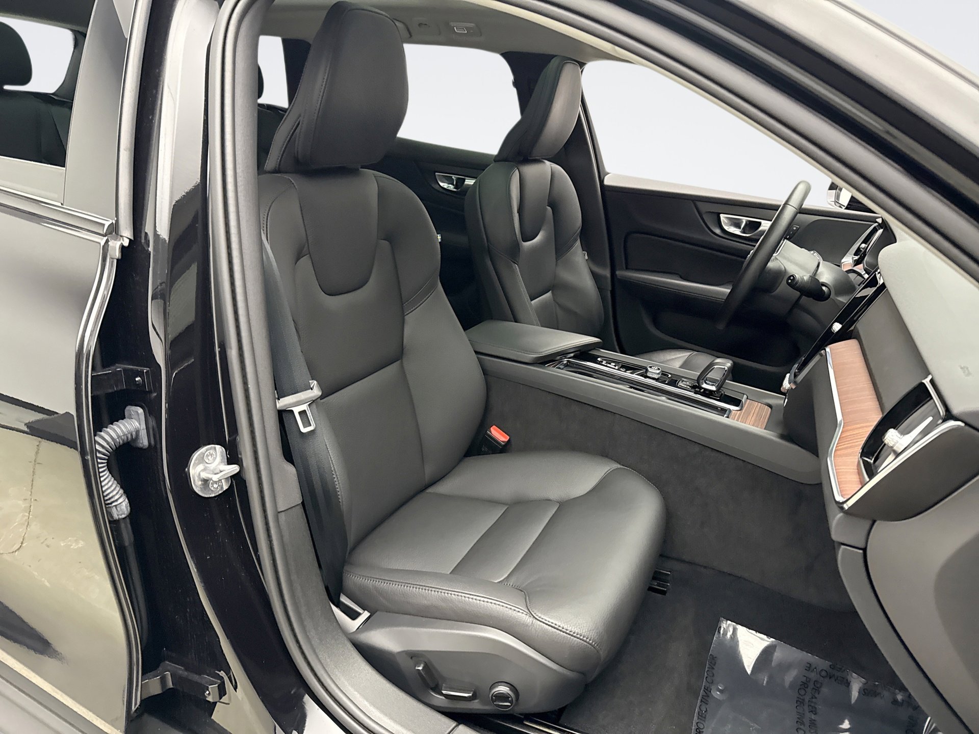 Used 2024 Volvo V60 B5 Cross Country Plus image 17