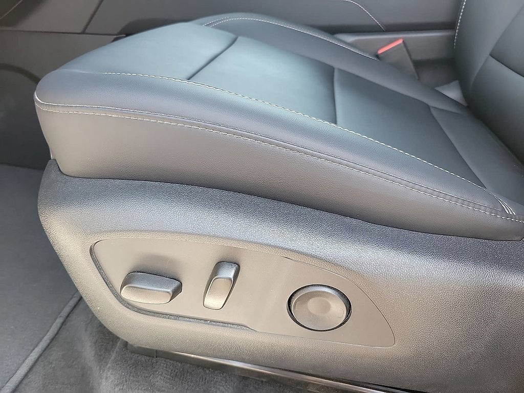 Used 2026 GMC Acadia Elevation w/ Elevation Premium Package FWD image 13