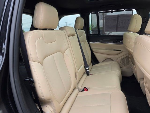 Certified 2023 Jeep Grand Cherokee Limited w/ Luxury Tech Group II AWD/4WD image 15