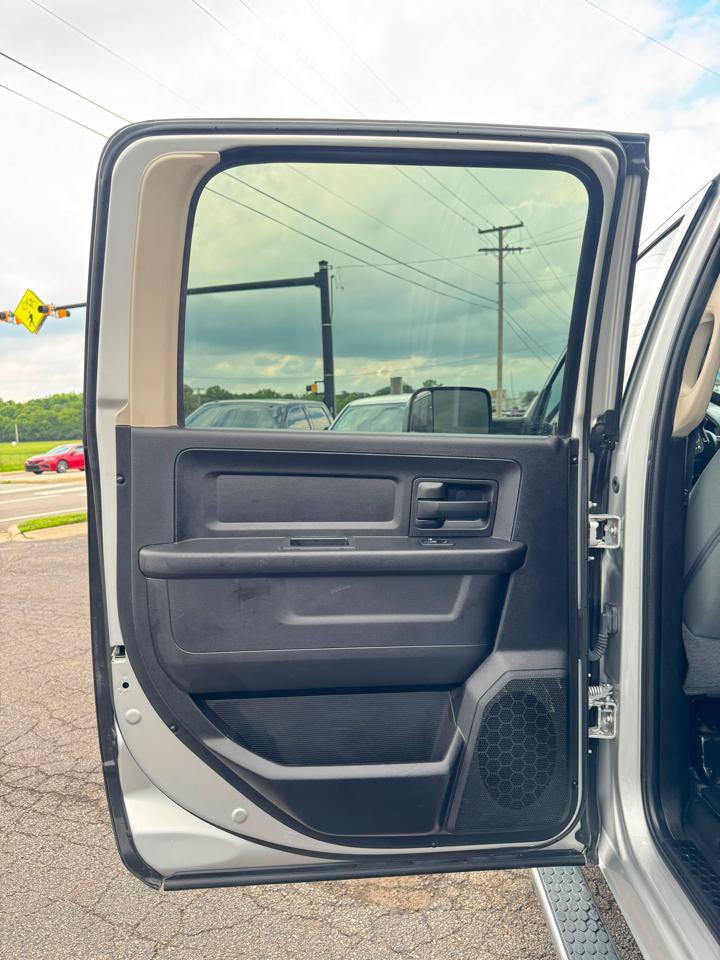 Used 2018 RAM 3500 Tradesman w/ Chrome Appearance Group AWD/4WD image 16