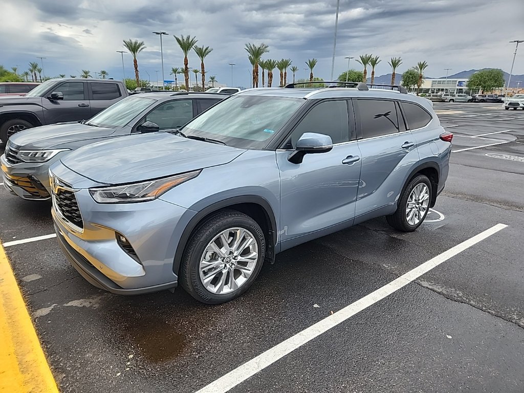 Used 2023 Toyota Highlander Limited FWD image 11