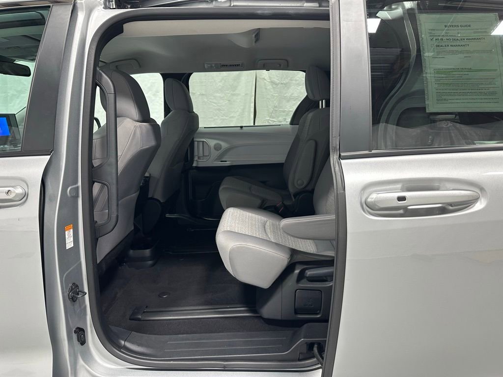 Used 2025 Toyota Sienna LE image 45