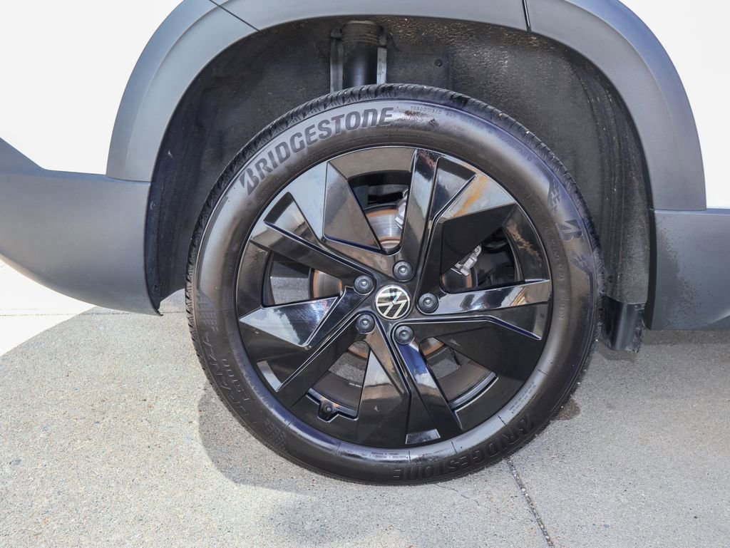 Certified 2025 Volkswagen Taos SE FWD image 9