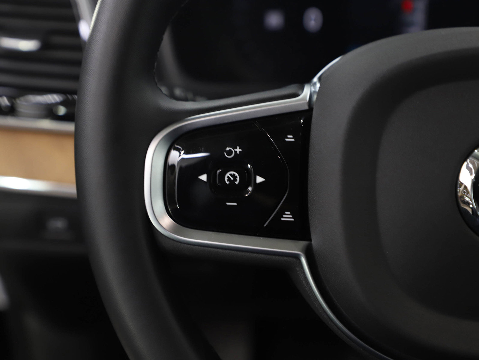 Used 2025 Volvo XC90 B6 Plus image 18