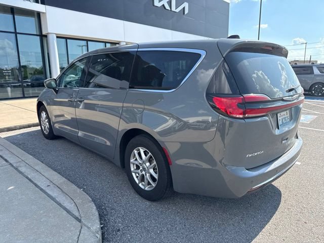 Used 2023 Chrysler Pacifica Touring-L FWD image 6