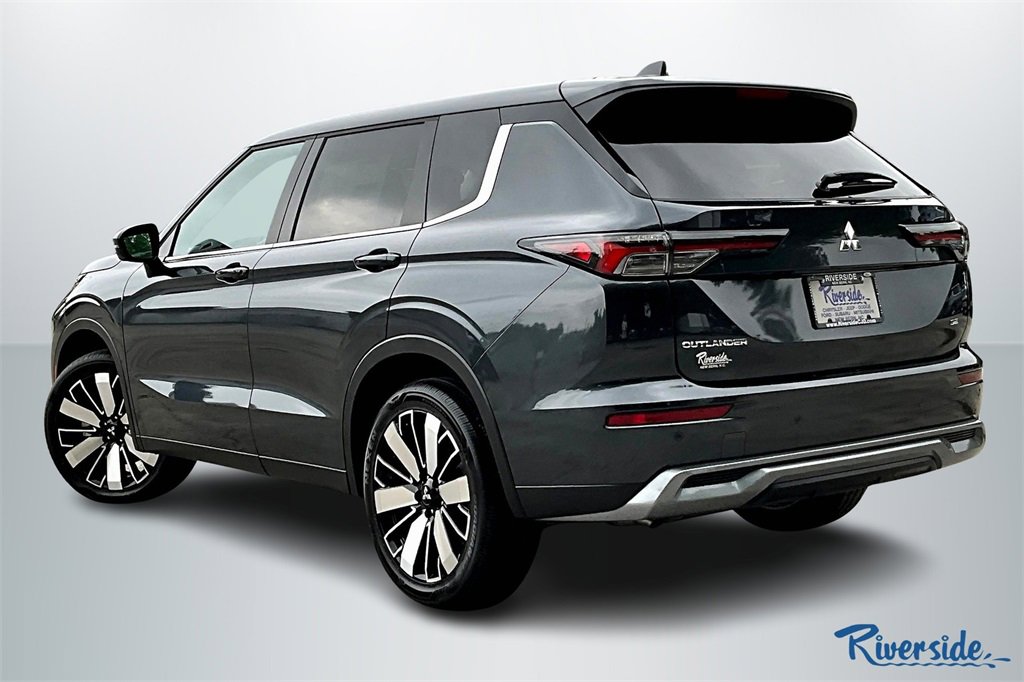 New 2025 Mitsubishi Outlander SE image 3