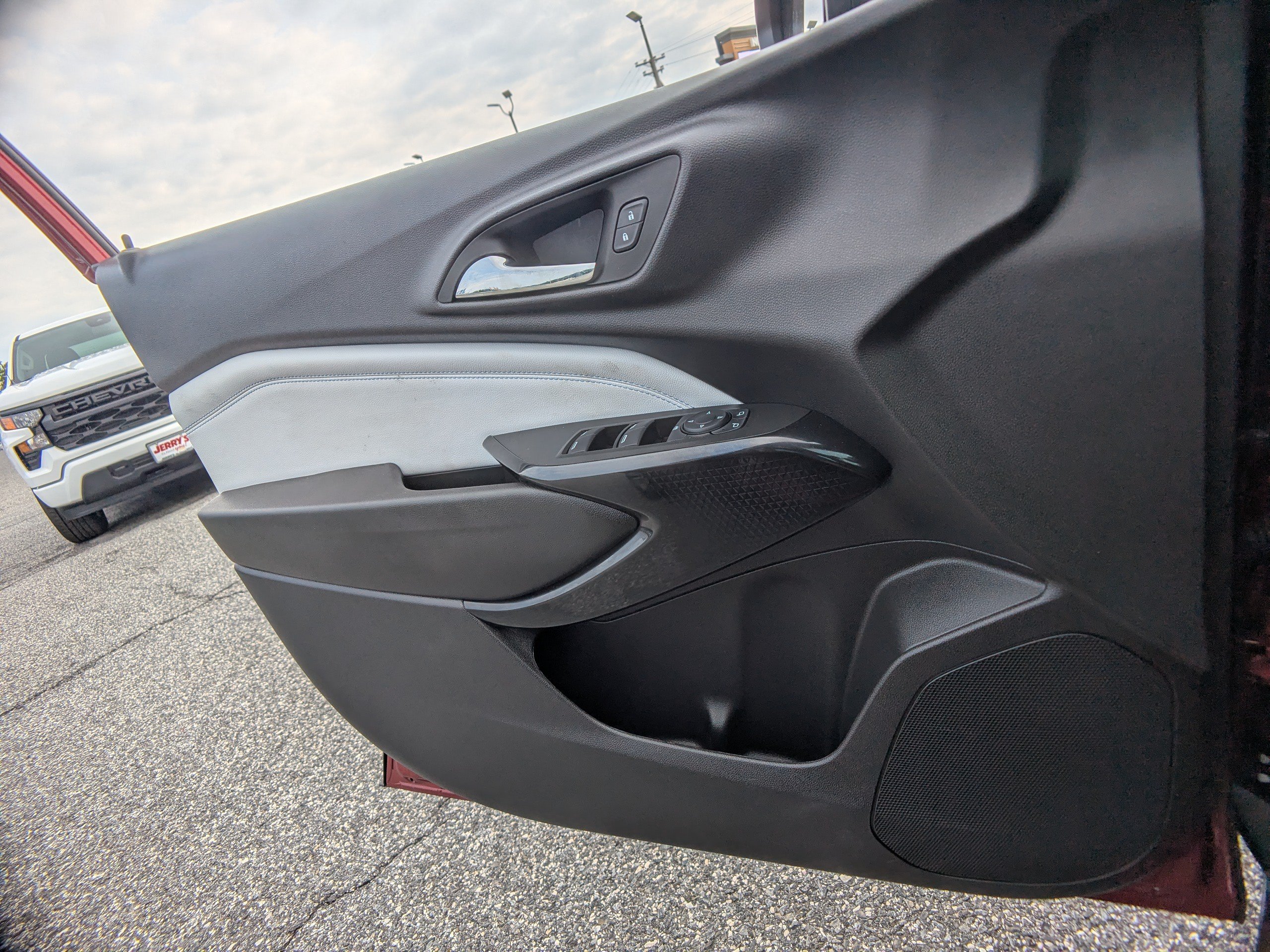 Used 2025 Chevrolet Trax LT w/ LT Convenience Package FWD image 22