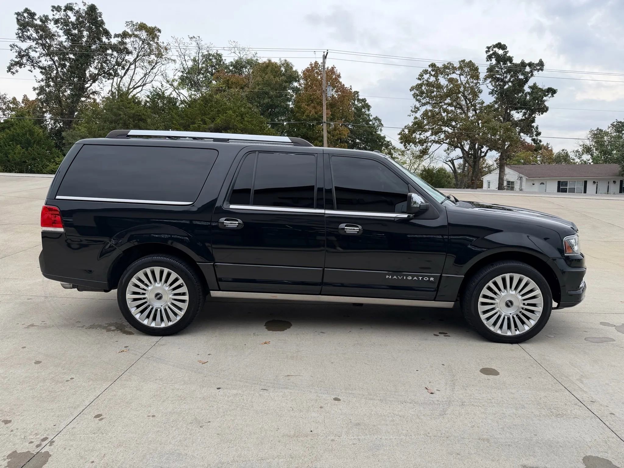 Used 2015 Lincoln Navigator L 4WD w/ Equipment Group 101A Reserve image 2