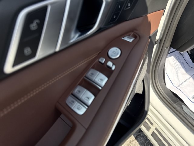 Used 2025 BMW X7 xDrive40i w/ Premium Package AWD/4WD image 19