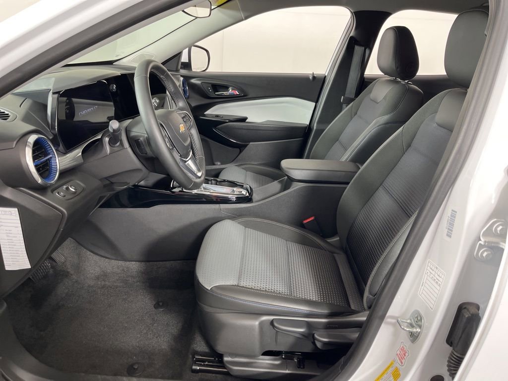 Used 2025 Chevrolet Trax LT w/ LT Convenience Package image 21
