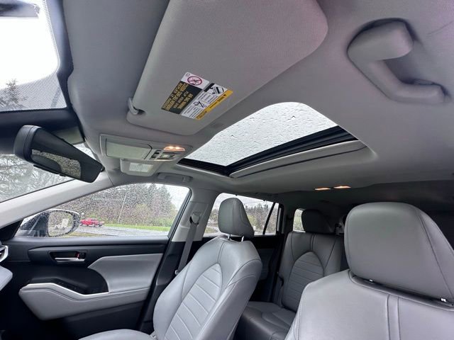 Used 2022 Toyota Highlander XLE AWD/4WD image 13