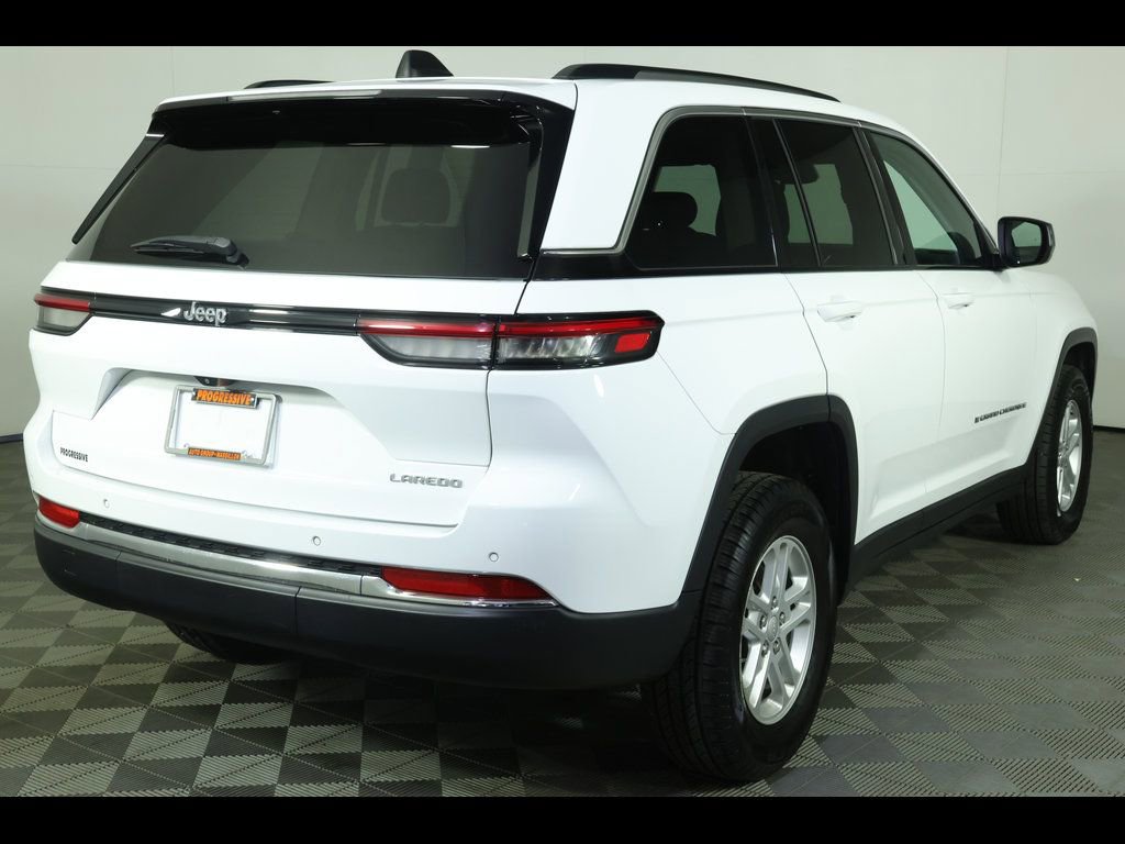 Used 2023 Jeep Grand Cherokee Laredo RWD image 10
