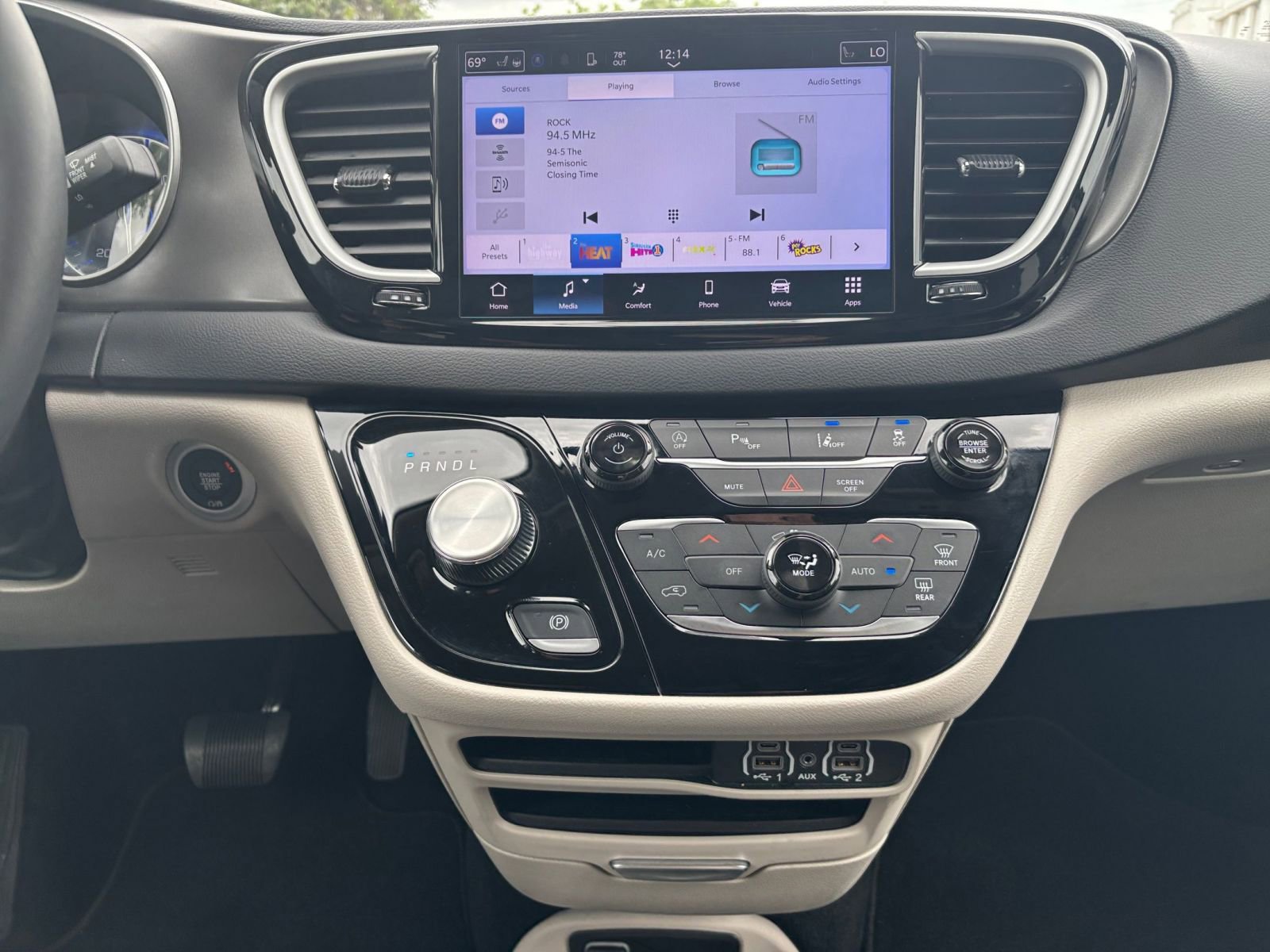 Used 2024 Chrysler Pacifica Touring-L image 18