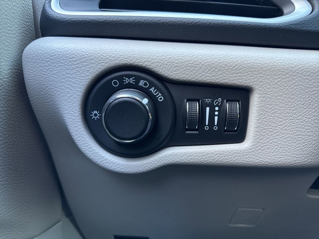 Used 2023 Chrysler Voyager LX image 17