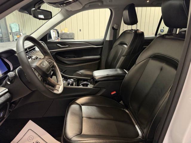 Used 2023 Jeep Grand Cherokee Limited w/ Black Appearance Package AWD/4WD image 14