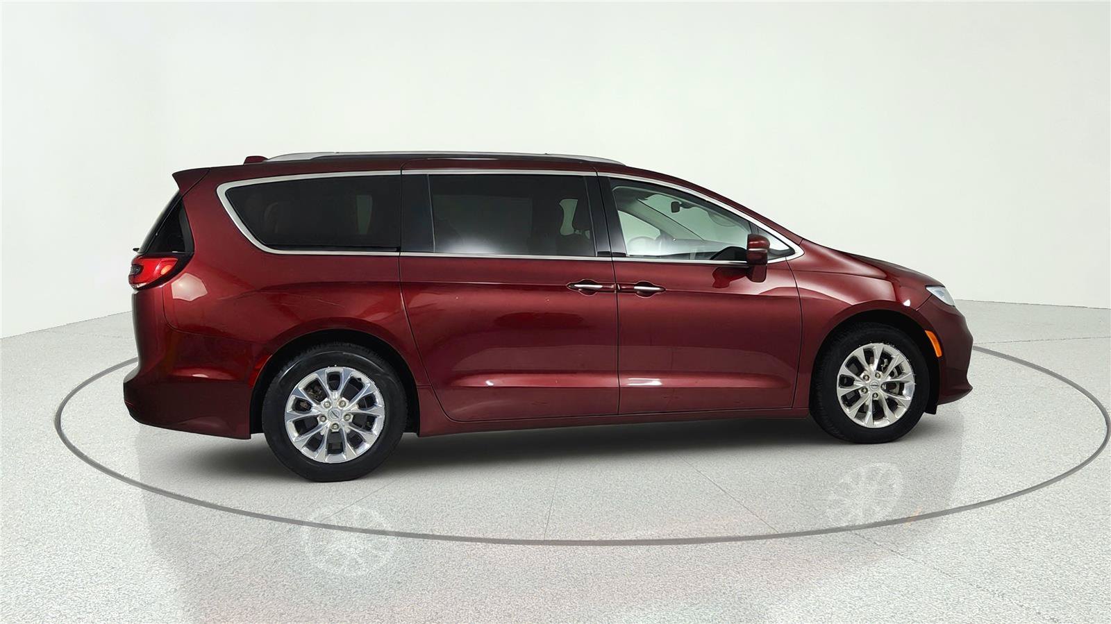 Used 2021 Chrysler Pacifica Touring-L w/ Uconnect Theater Family Group FWD image 4