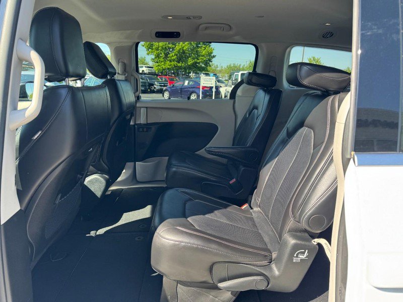 Used 2024 Chrysler Pacifica Touring-L FWD image 11