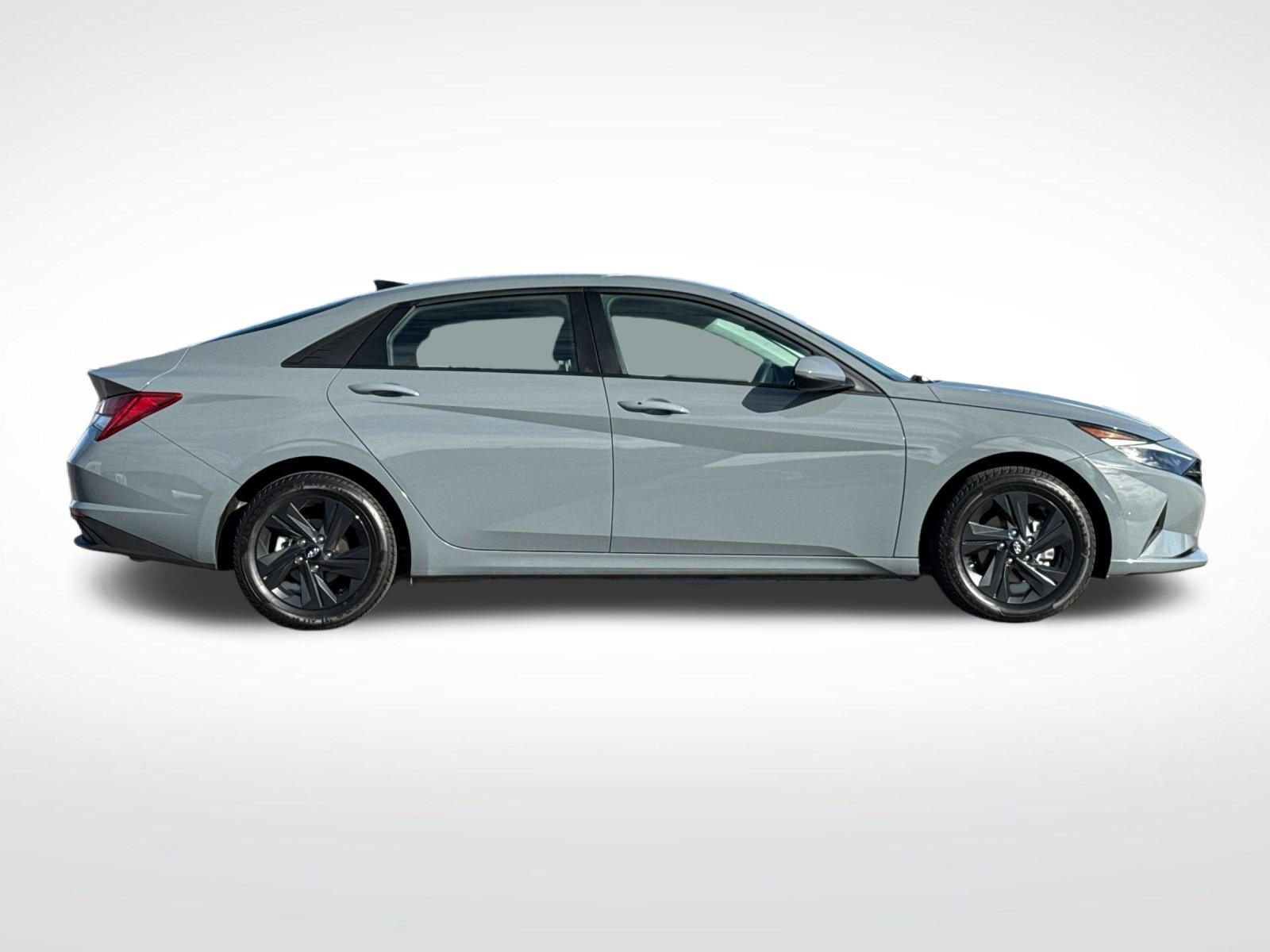 Used 2022 Hyundai Elantra Blue image 2