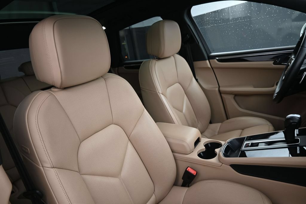 Certified 2024 Porsche Macan AWD/4WD image 31