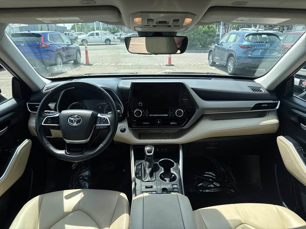 Used 2025 Toyota Highlander XLE AWD/4WD image 12