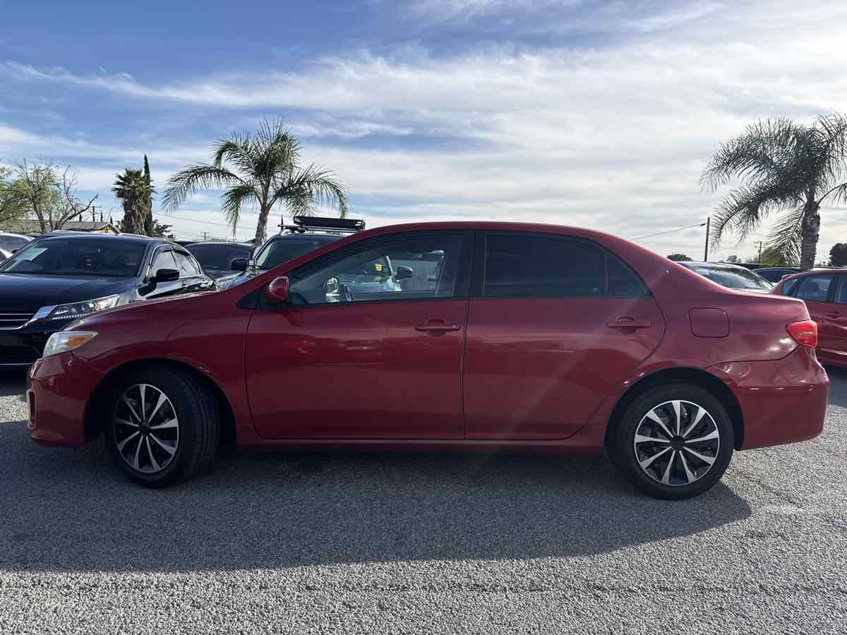 Used 2012 Toyota Corolla LE image 2