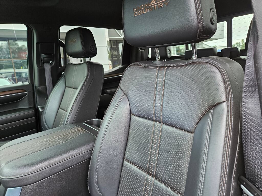Used 2024 Chevrolet Silverado 1500 High Country w/ Technology Package AWD/4WD image 18