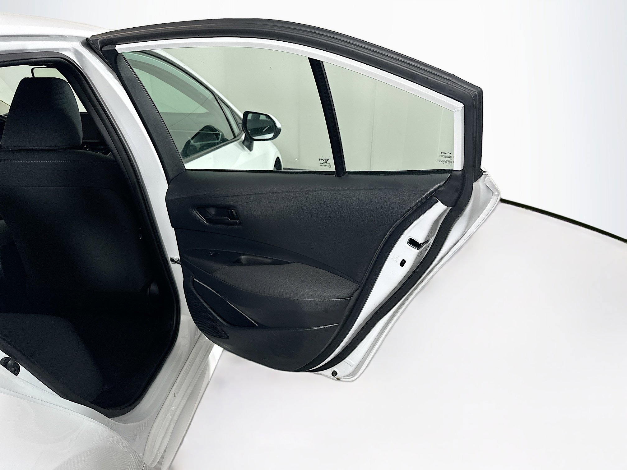 Used 2025 Toyota Corolla LE image 28