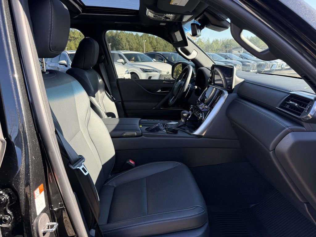Used 2024 Lexus LX 600 4WD w/ Luxury Package image 14