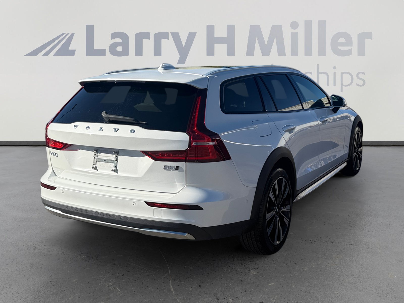 Used 2025 Volvo V60 B5 Cross Country Ultra AWD/4WD image 5