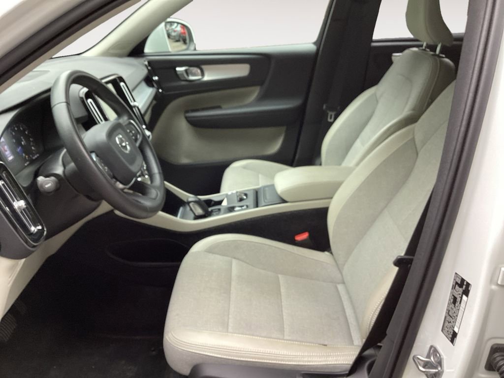Used 2020 Volvo XC40 T5 Momentum image 12