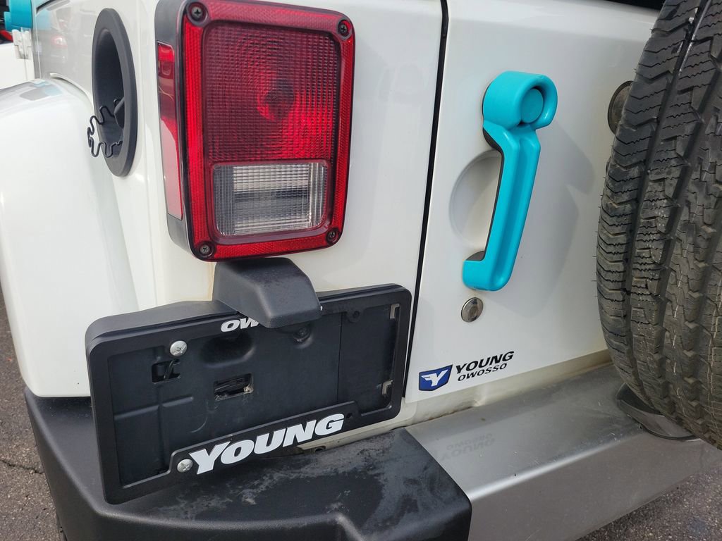 Used 2018 Jeep Wrangler Unlimited Sahara AWD/4WD image 31