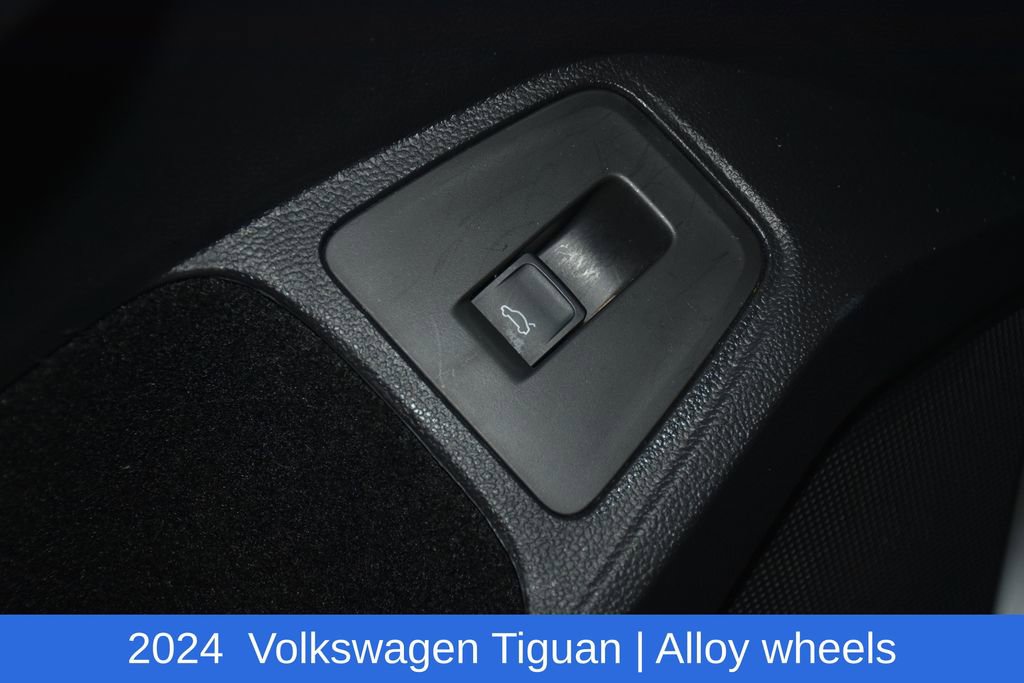 Used 2024 Volkswagen Tiguan SE R-Line image 25