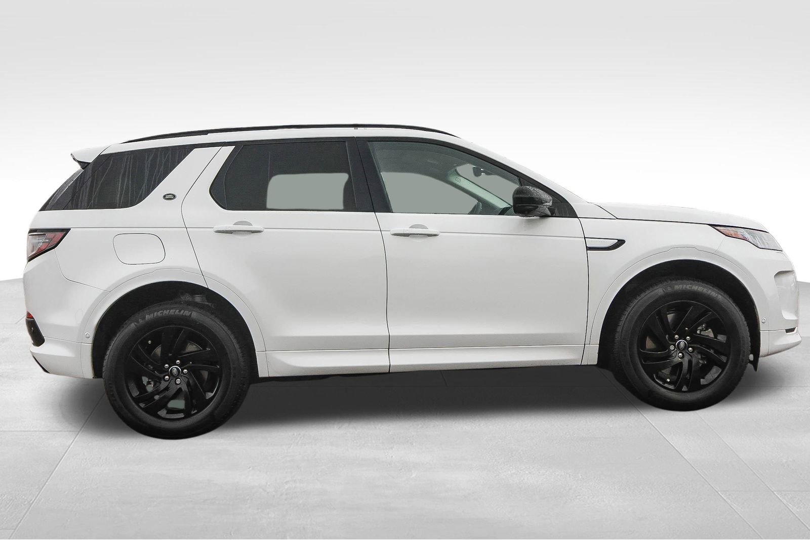 Used 2025 Land Rover Discovery Sport S image 4