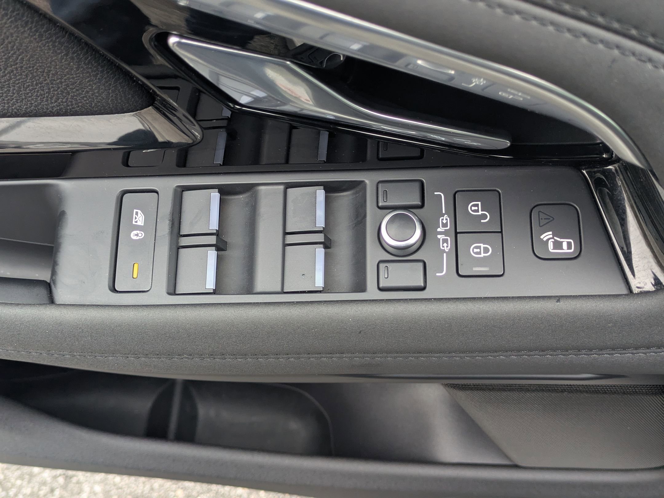 Used 2020 Land Rover Range Rover Evoque SE image 21